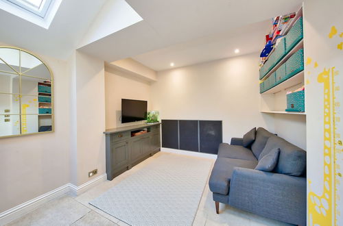 Photo 15 - Family 4-bed House & Secluded Garden - Wimbledon