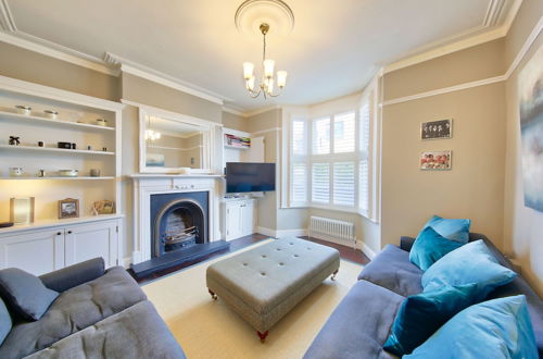 Photo 16 - Family 4-bed House & Secluded Garden - Wimbledon