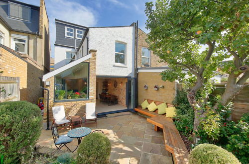 Photo 25 - Family 4-bed House & Secluded Garden - Wimbledon