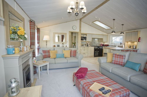 Photo 16 - 6 Berth Luxury Lodge in Christchurch, Dorset