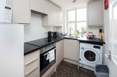 Photo 11 - Smart 2 Bed Apartment near Oxford Street & Hyde Park