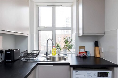 Photo 10 - Smart 2 Bed Apartment near Oxford Street & Hyde Park