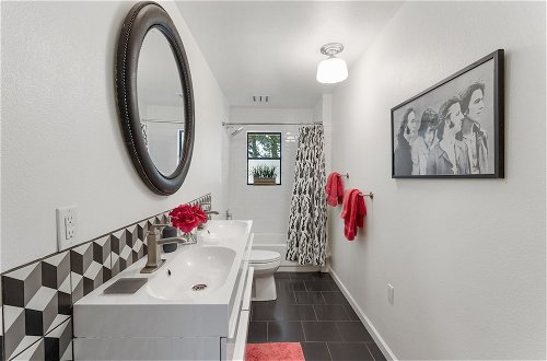 Photo 12 - The Tire Swing - Modern 3BD - Gourmet Kitchen - Awesome Local