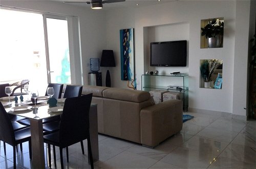 Foto 5 - Luxury Seafront Apartment With Pool