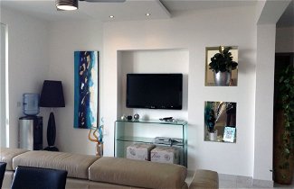 Foto 3 - Luxury Seafront Apartment With Pool