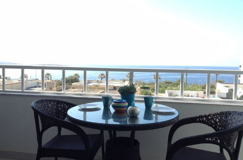 Foto 39 - Luxury Seafront Apartment With Pool