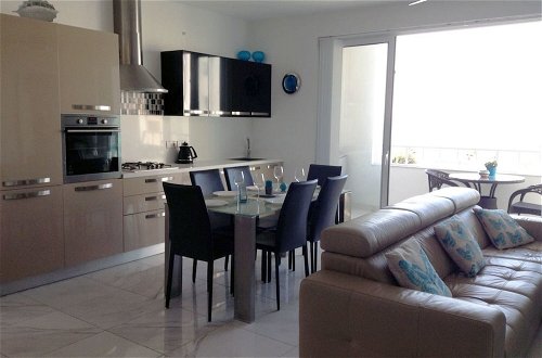 Foto 4 - Luxury Seafront Apartment With Pool