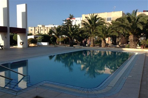 Photo 18 - Luxury Seafront Apartment With Pool