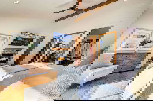 Foto 3 - Luxe Mountain Chalet - Hot Tub, Man Cave, Foosball, Peloton