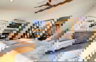 Foto 3 - Luxe Mountain Chalet - Hot Tub, Man Cave, Foosball, Peloton