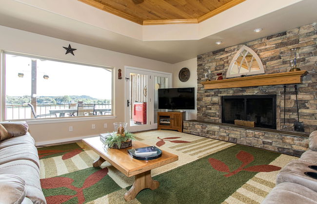 Waterfront 5 BR w/ Hot Tub Sleeps 13! - Foto 24