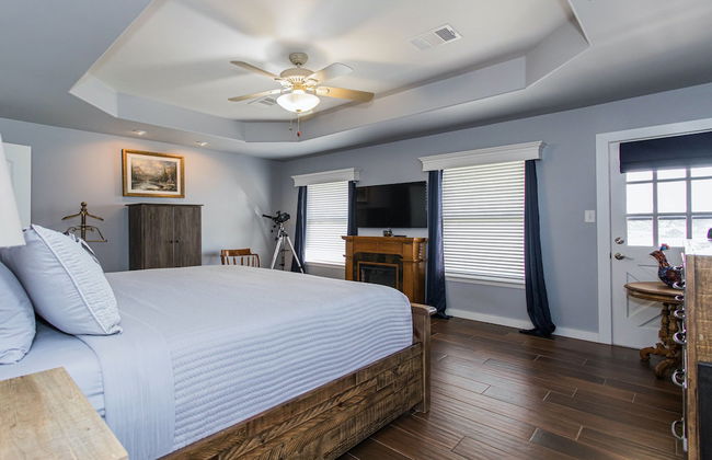 Waterfront 5 BR w/ Hot Tub Sleeps 13! - Foto 12