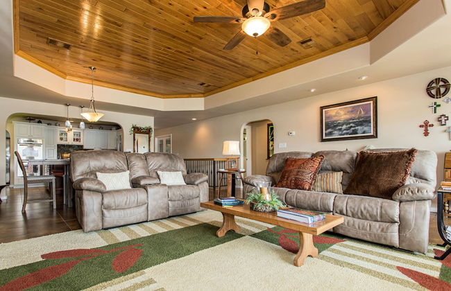 Waterfront 5 BR w/ Hot Tub Sleeps 13! - Foto 28
