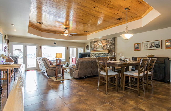 Waterfront 5 BR w/ Hot Tub Sleeps 13! - Foto 26