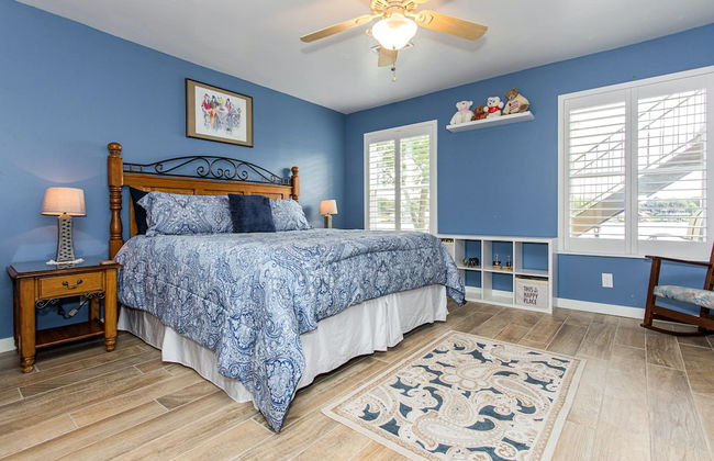 Waterfront 5 BR w/ Hot Tub Sleeps 13! - Foto 13