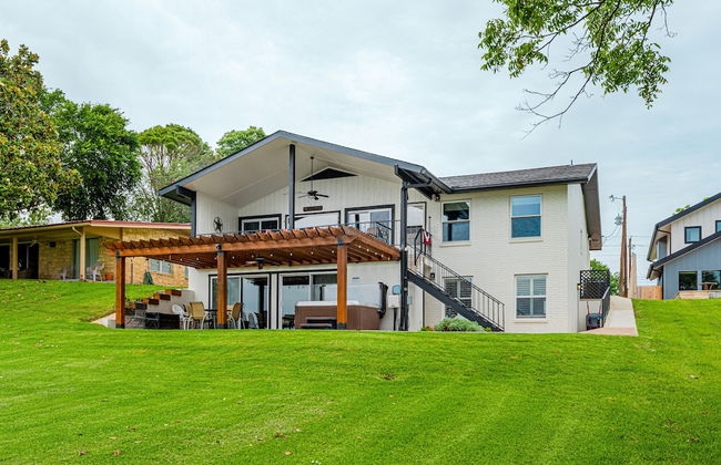 Waterfront 5 BR w/ Hot Tub Sleeps 13! - Foto 50