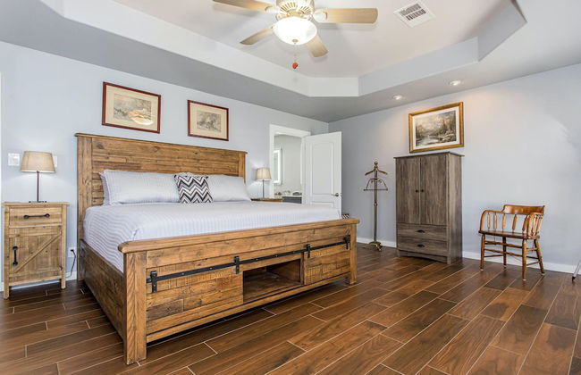 Waterfront 5 BR w/ Hot Tub Sleeps 13! - Foto 9