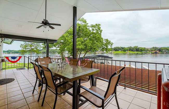 Waterfront 5 BR w/ Hot Tub Sleeps 13! - Foto 38