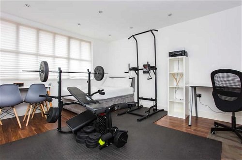 Photo 13 - Energised Apartment With Gym in Brent Park