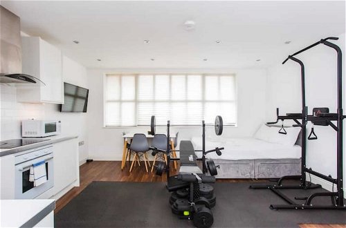 Photo 5 - Energised Apartment With Gym in Brent Park