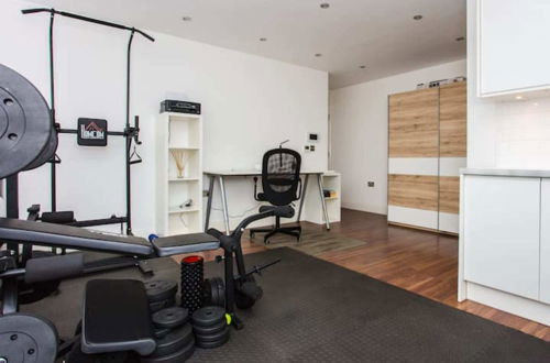 Photo 12 - Energised Apartment With Gym in Brent Park