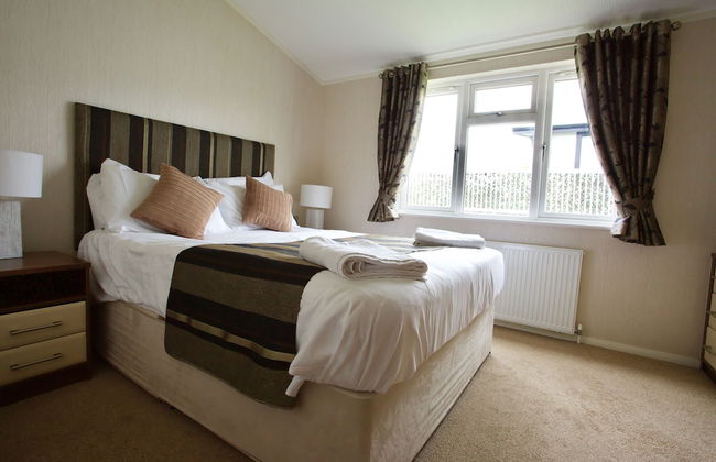 Beautiful 2-bed Lodge With hot tub and Saunain Ely - Foto 2