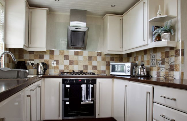 Beautiful 2-bed Lodge With hot tub and Saunain Ely - Foto 4