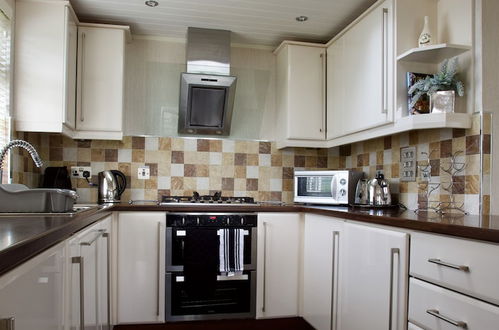 Photo 4 - Beautiful 2-bed Lodge With hot tub and Saunain Ely