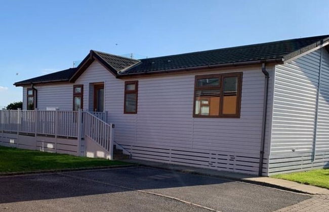 Beautiful 2-bed Lodge With hot tub and Saunain Ely - Foto 12