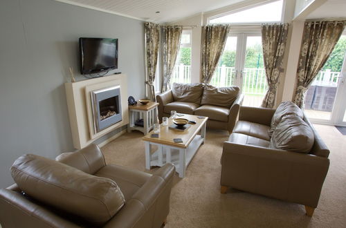 Photo 8 - Beautiful 2-bed Lodge With hot tub and Saunain Ely