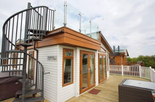 Photo 5 - Beautiful 2-bed Lodge With hot tub and Saunain Ely