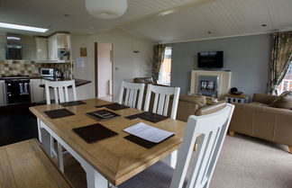 Foto 3 - Beautiful 2-bed Lodge With hot tub and Saunain Ely