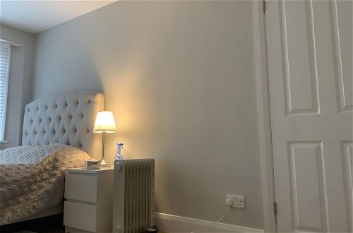 Photo 1 - Immaculate 4 Bedroom House, Near Central London