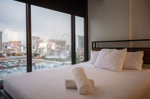 Photo 56 - Stay together on the strip - 6 comfy beds w/view