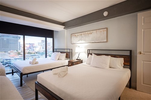 Photo 10 - Stay together on the strip - 6 comfy beds w/view