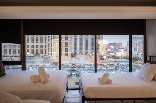 Photo 14 - Stay together on the strip - 6 comfy beds w/view