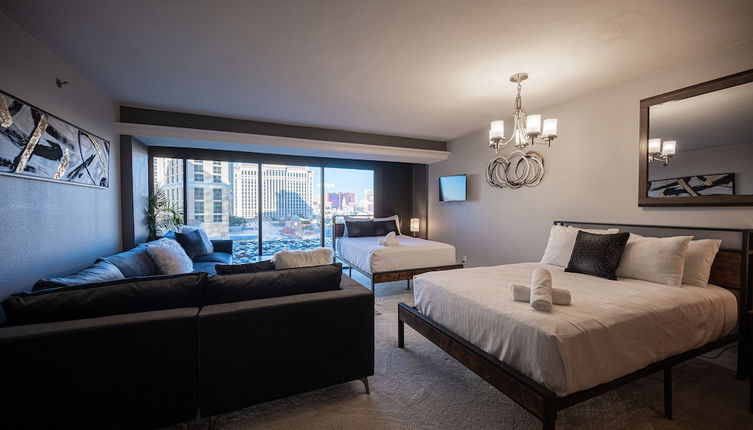 Photo 1 - Stay together on the strip - 6 comfy beds w/view