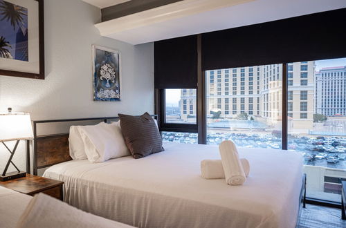 Photo 13 - Stay together on the strip - 6 comfy beds w/view