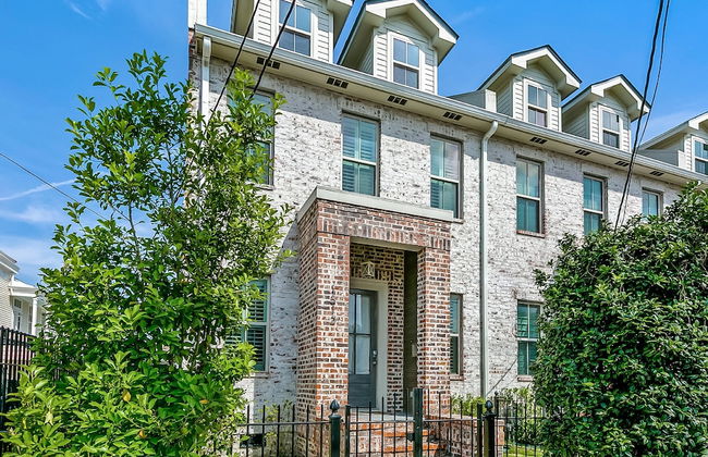 Spacious Townhouse close to FQ & City Hot Spots - Photo 24