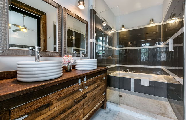 Spacious Townhouse close to FQ & City Hot Spots - Photo 19