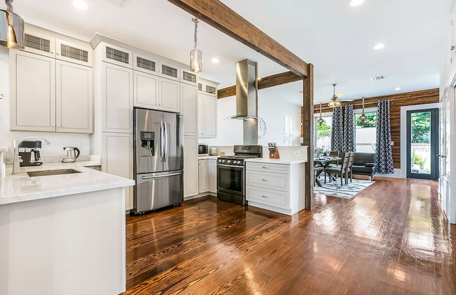 Spacious Townhouse close to FQ & City Hot Spots - Photo 11