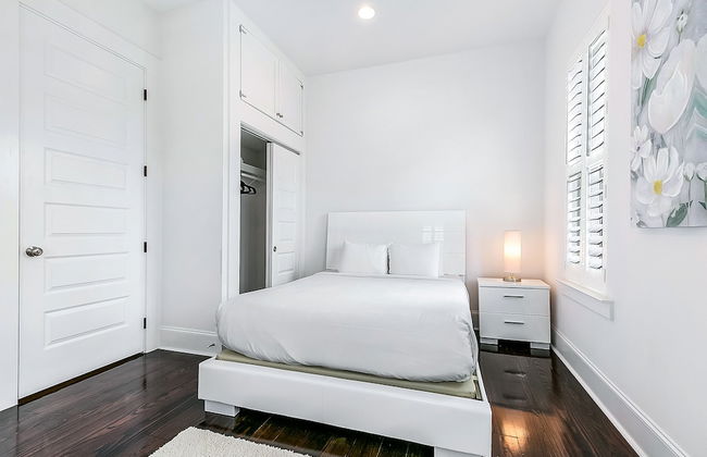 Spacious Townhouse close to FQ & City Hot Spots - Photo 4