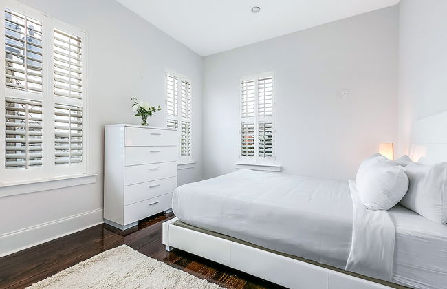 Spacious Townhouse close to FQ & City Hot Spots - Photo 5