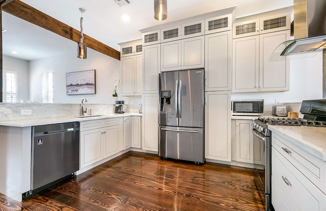 Spacious Townhouse close to FQ & City Hot Spots - Photo 12