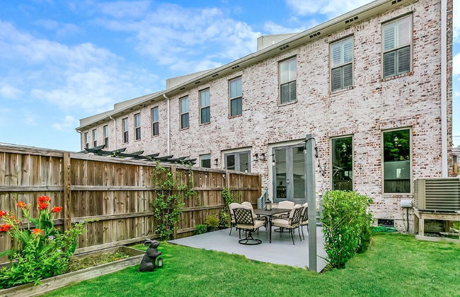Spacious Townhouse close to FQ & City Hot Spots - Photo 23