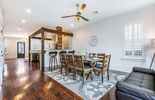 Spacious Townhouse close to FQ & City Hot Spots - Photo 1