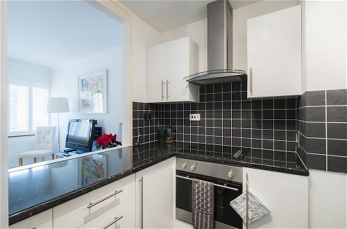 Photo 11 - ALTIDO Sublime 1 bed flat with Thames view