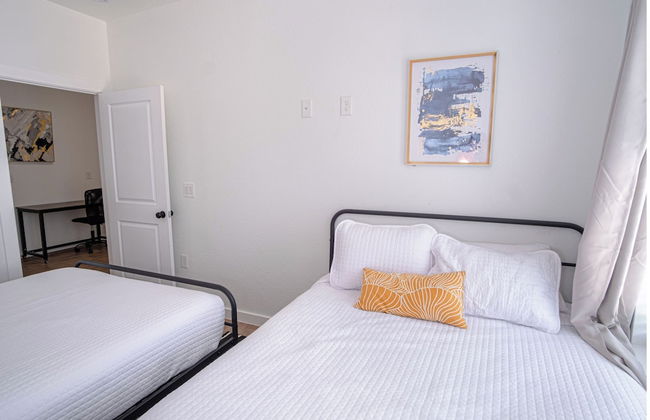 Elevate Your Stay at 3br/2.5ba Downtown Gem! - Foto 6