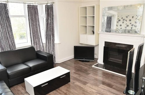 Photo 16 - Bright and Spacious 2-bed Apartment in Sutton