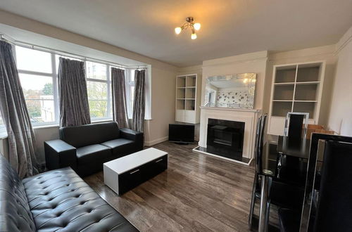 Photo 1 - Bright and Spacious 2-bed Apartment in Sutton